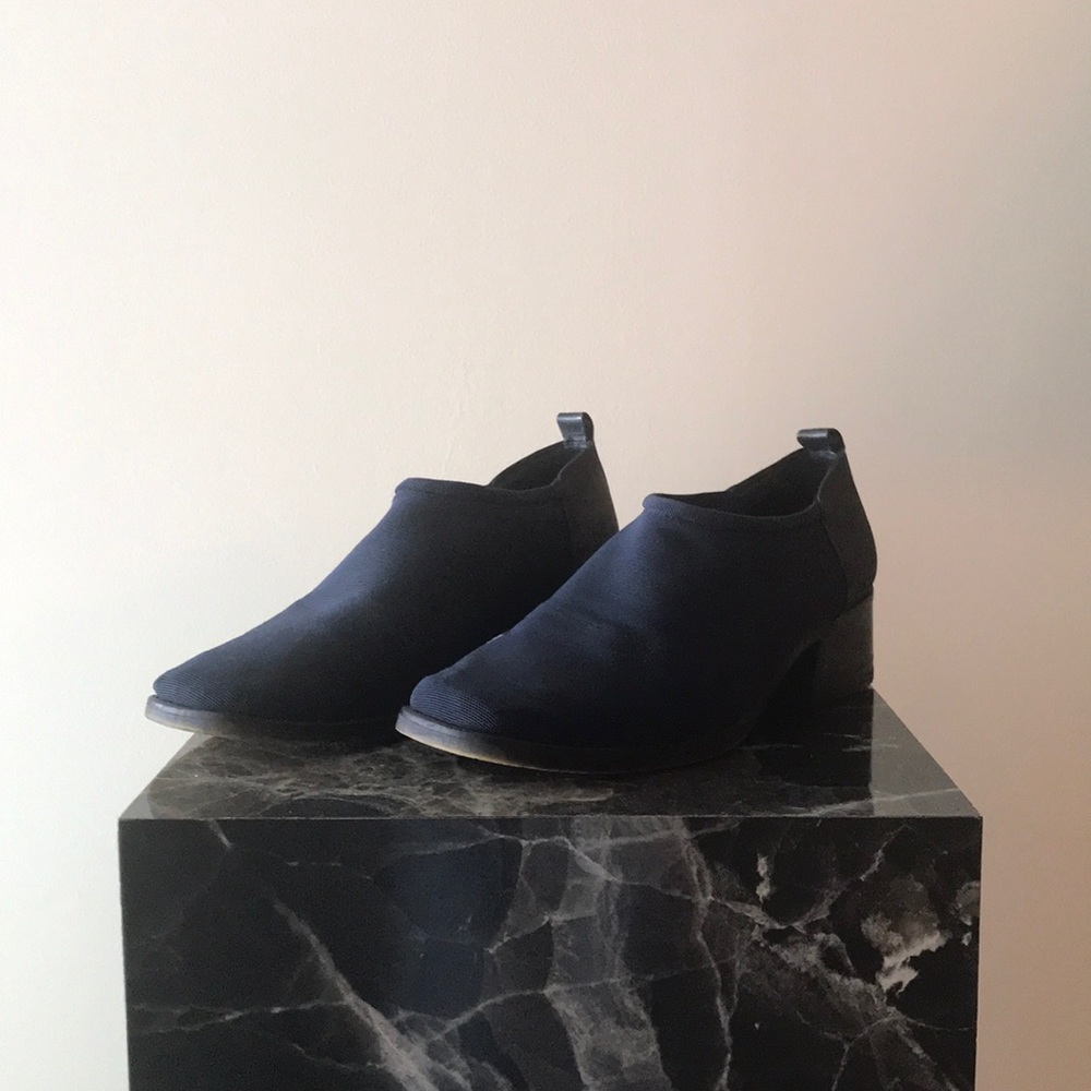 Donald J Pliner navy blue mules